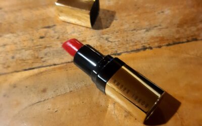 TAMPIL BERANI DAN ANGGUN DENGAN PESONA LIPSTIK WARNA MERAH YANG MEMIKAT